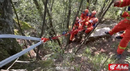 女子为拍照不听劝坠下60米悬崖 女子为拍照不听劝坠下60米悬崖