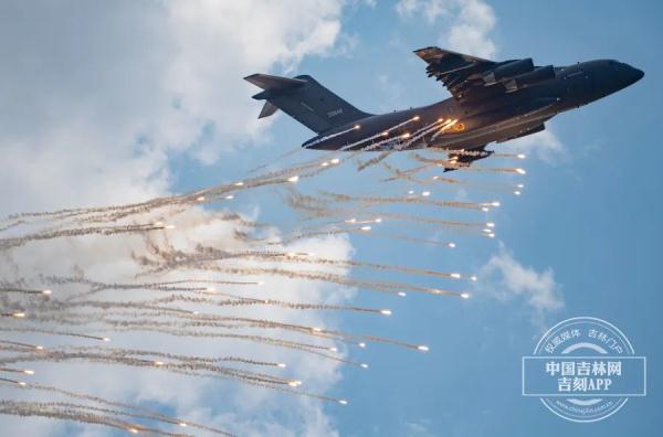 蓝天盛宴：运油-20、歼-20、歼-16首次同框