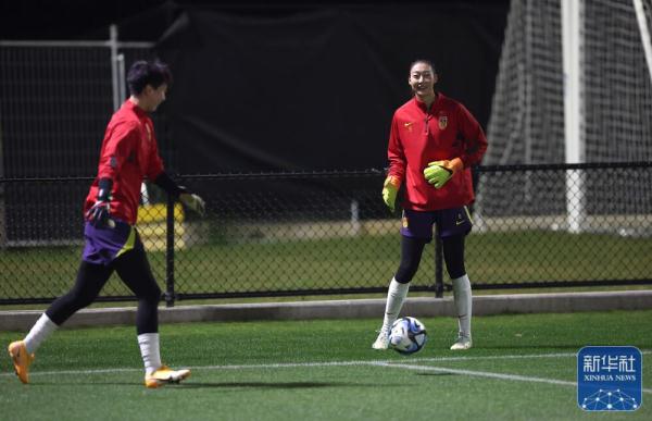 关键战即将打响 中国女足举行发布会并进行赛前训练