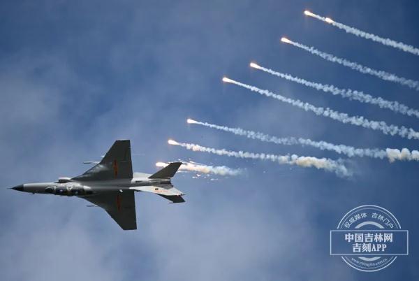 蓝天盛宴：运油-20、歼-20、歼-16首次同框