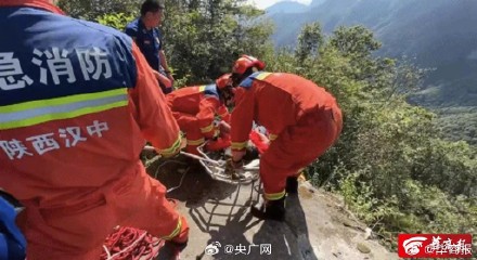 女子为拍照不听劝坠下60米悬崖 女子为拍照不听劝坠下60米悬崖