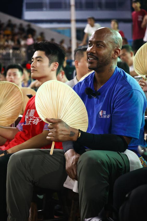 马布里现身贵州乡村篮球赛事现场进行篮球交流 马布里现身贵州乡村篮球赛事现场进行篮球交流