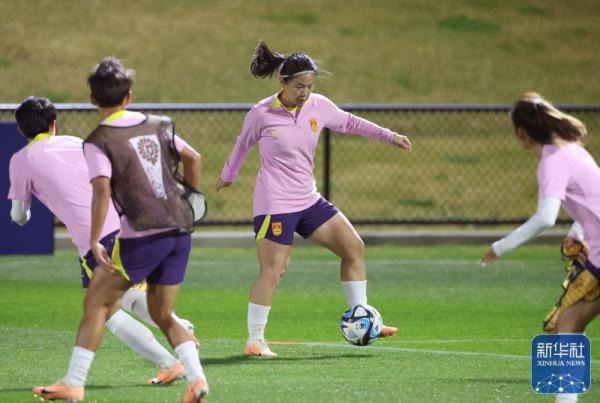 关键战即将打响 中国女足举行发布会并进行赛前训练
