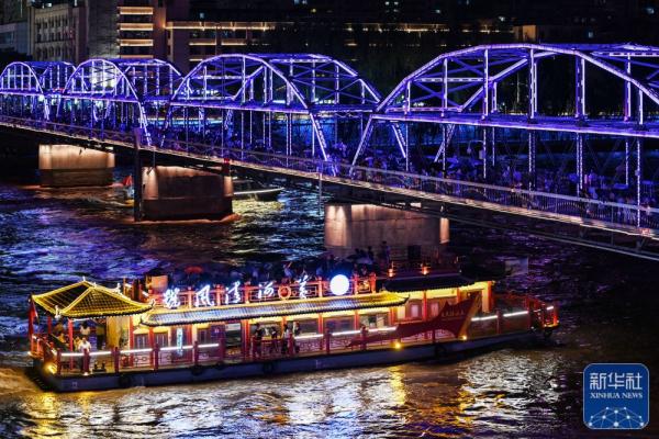 兰州：乘船夜游黄河