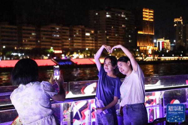 兰州：乘船夜游黄河