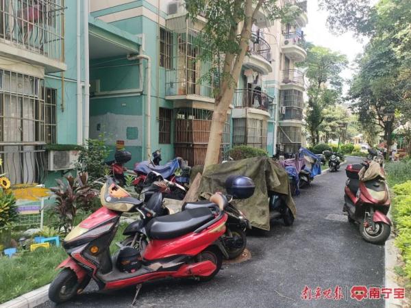 私装地锁、乱停乱放、占用消防通道！南宁老旧小区车位不够乱象丛生，业主崩溃了……