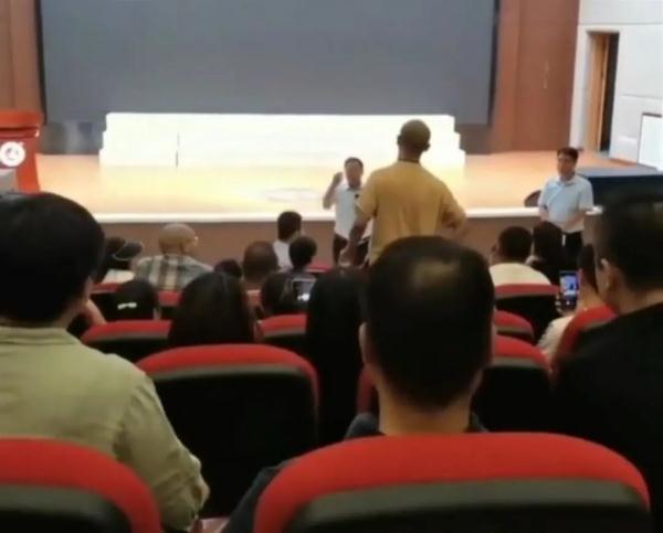 一年学费4万多元，孩子考试得8分？家长怒了，官方通报→