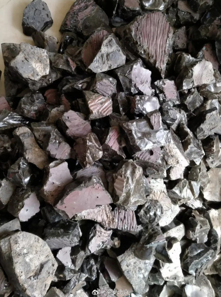 玻璃陨石就是外表和玻璃差不多的陨石，在珠宝市场上价格十分昂贵