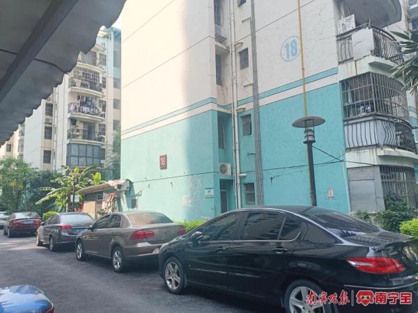 私装地锁、乱停乱放、占用消防通道！南宁老旧小区车位不够乱象丛生，业主崩溃了……
