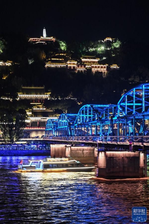 兰州：乘船夜游黄河