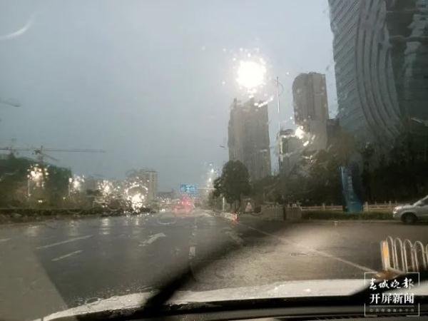 暴雨袭城！今早昆明多条道路淹水断交，最新情况→
