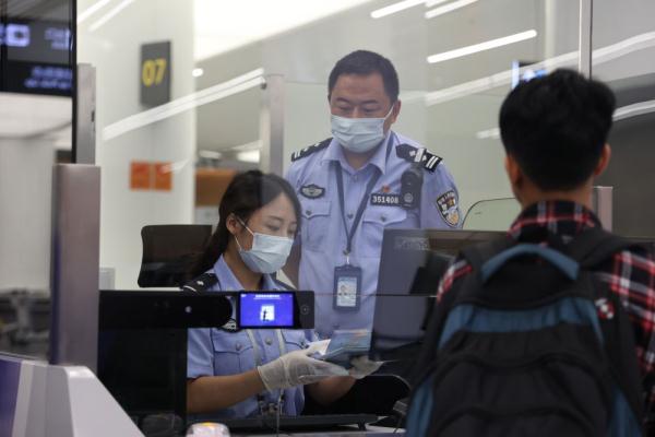 天府机场迎来大运会涉赛人员入境最高峰 成都边检全力保畅 天府机场迎来大运会涉赛人员入境最高峰 成都边检全力保畅