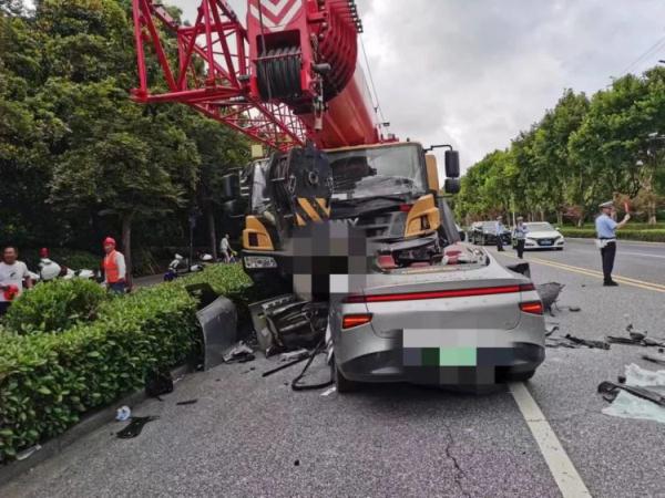 醉驾逆向撞工程车 酿惨剧