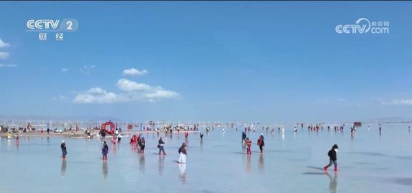 大美青海旅游热度蹿升 “天空之镜”引爆游客打卡热情