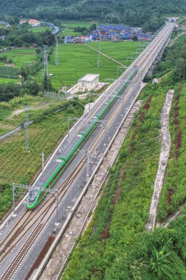 中老铁路实施新的列车运行图:坐动车去老挝更快了! 中老铁路实施新的列车运行图:坐动车去老挝更快了!