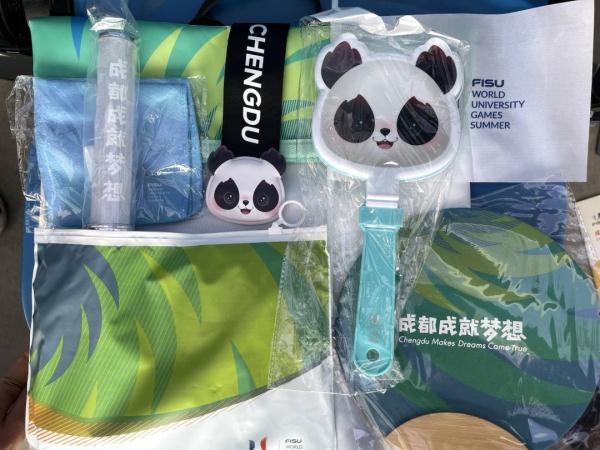 成都大运会为现场观众准备了蓉宝背包 网友：太想拥有了