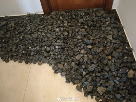 玻璃陨石就是外表和玻璃差不多的陨石，在珠宝市场上价格十分昂贵