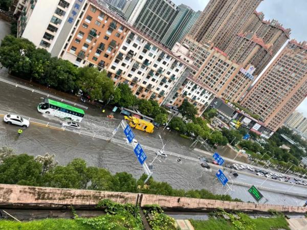 暴雨袭城！今早昆明多条道路淹水断交，最新情况→