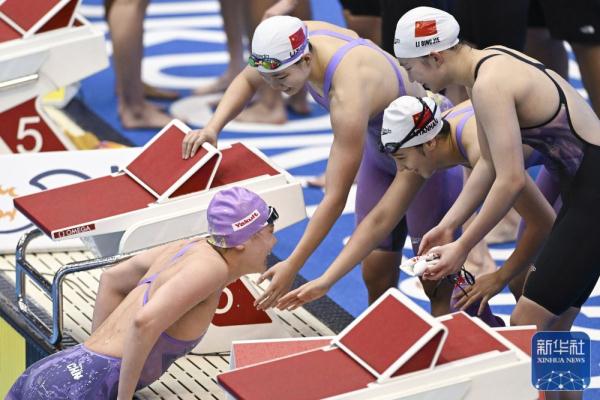 游泳世锦赛｜女子4x200米自由泳接力：澳大利亚队破世界纪录夺冠 中国队获季军