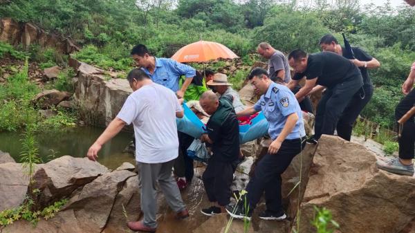 “汪汪队立大功”!警犬出击,走失老人成功获救 “汪汪队立大功”!警犬出击,走失老人成功获救