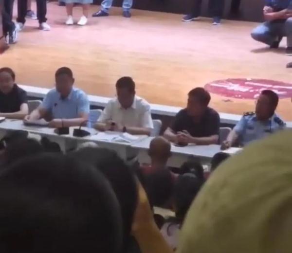 一年学费4万多元，孩子考试得8分？家长怒了，官方通报→
