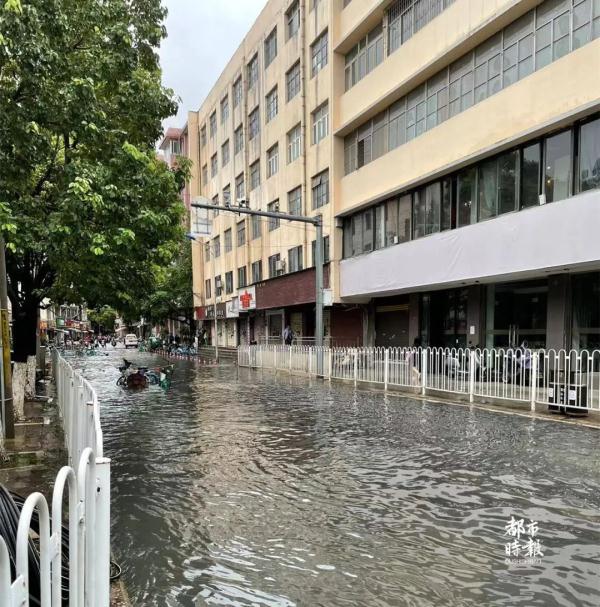 暴雨袭城！今早昆明多条道路淹水断交，最新情况→