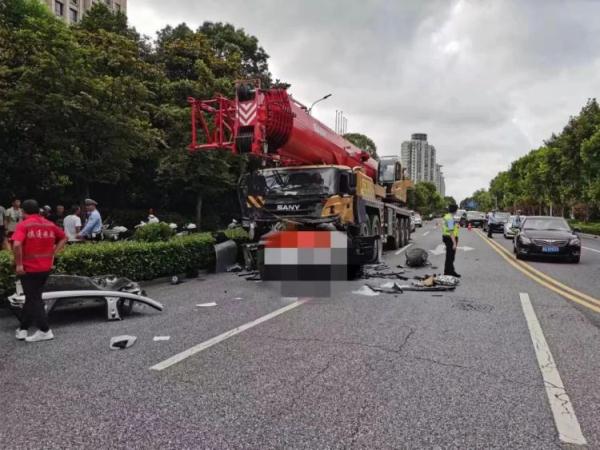 醉驾逆向撞工程车 酿惨剧