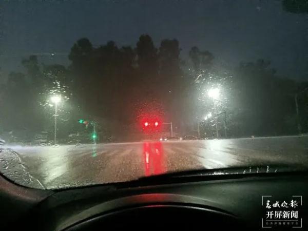 暴雨袭城！今早昆明多条道路淹水断交，最新情况→