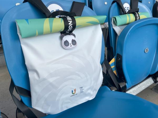 成都大运会为现场观众准备了蓉宝背包 网友：太想拥有了