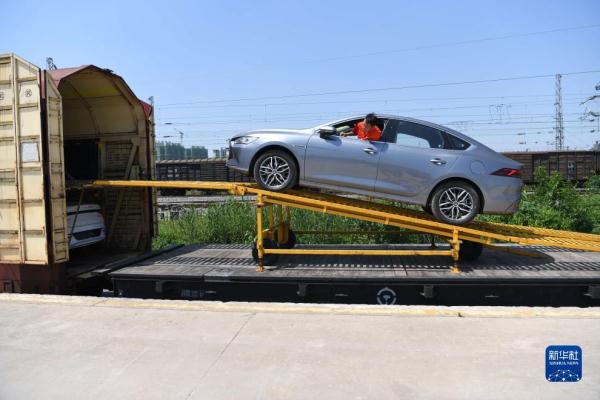 新华全媒+·新时代中国调研行·长江篇丨长江经济带：打造新能源汽车产业集群