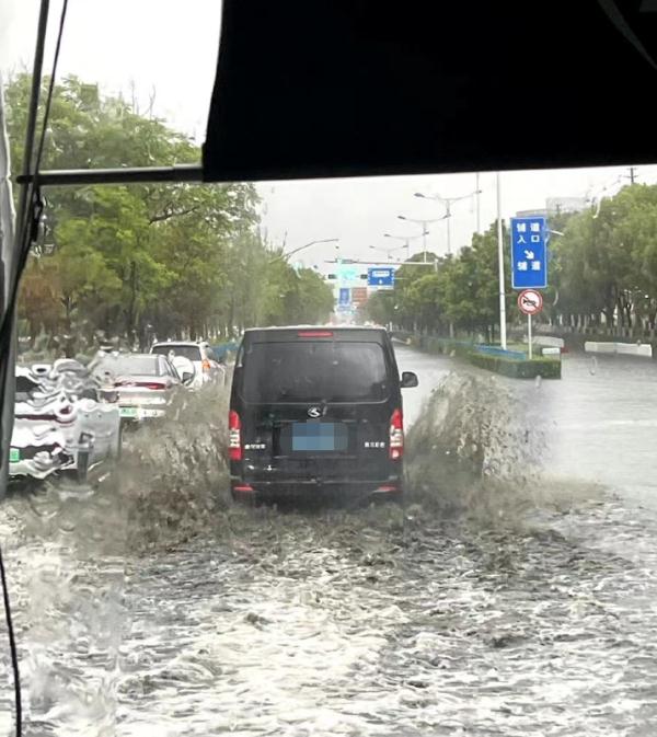 暴雨袭城！今早昆明多条道路淹水断交，最新情况→
