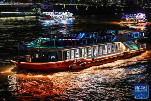 兰州：乘船夜游黄河