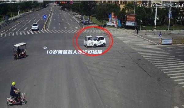 危险！10岁男孩载人闯红灯酿事故，全责！