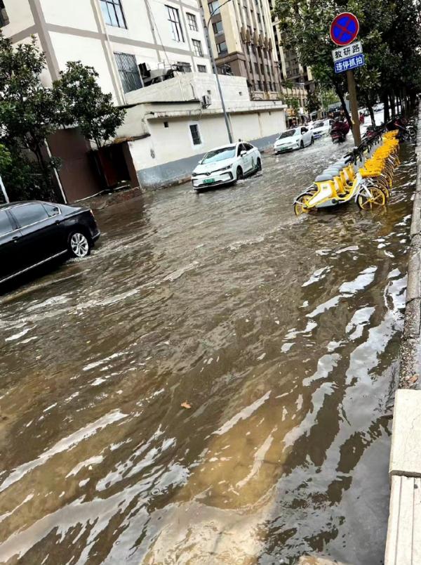 暴雨袭城！今早昆明多条道路淹水断交，最新情况→