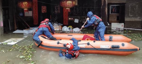 “杜苏芮”肆虐，消防彻夜救援