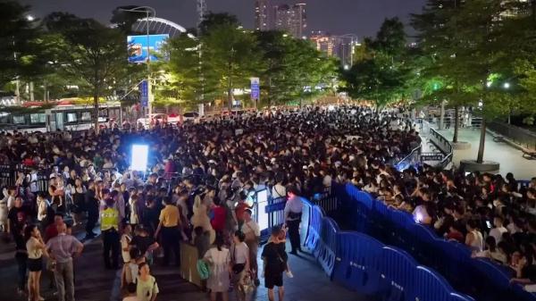 错峰出行!广州塔地铁站暑运客运量增长,限流进站等待超半小时 错峰出行!广州塔地铁站暑运客运量增长,限流进站等待超半小时