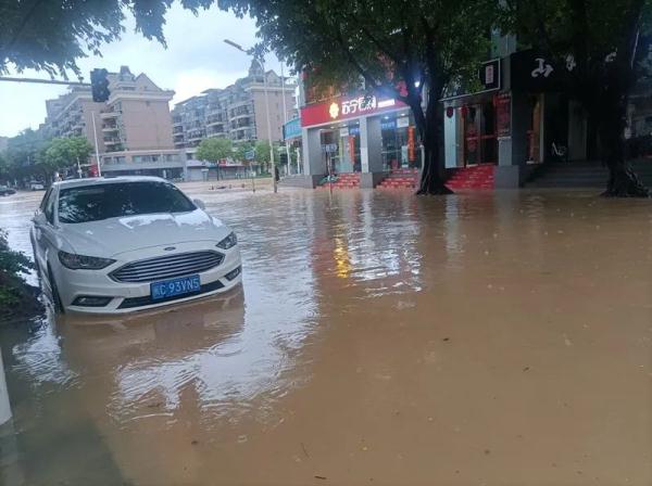 公交停运！部分地铁口关闭！福州多地雨量超300毫米！防暴雨Ⅰ级应急响应启动！