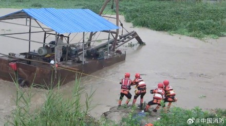 云南德宏发生泥石流灾害消防紧急救援 云南德宏发生泥石流灾害消防紧急救援