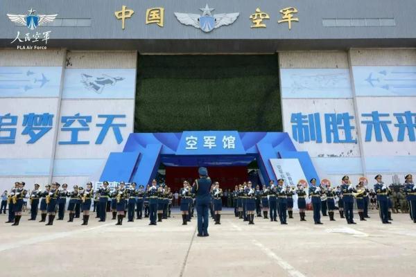 为大国空军执礼，空军军乐团首次亮相空军航空开放活动