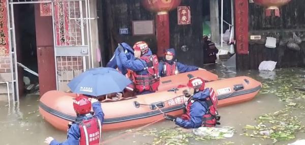 “杜苏芮”肆虐，消防彻夜救援