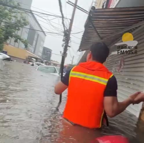 山东济南：雨水倒灌涌进商铺，消防紧急营救7人 挽损数十万