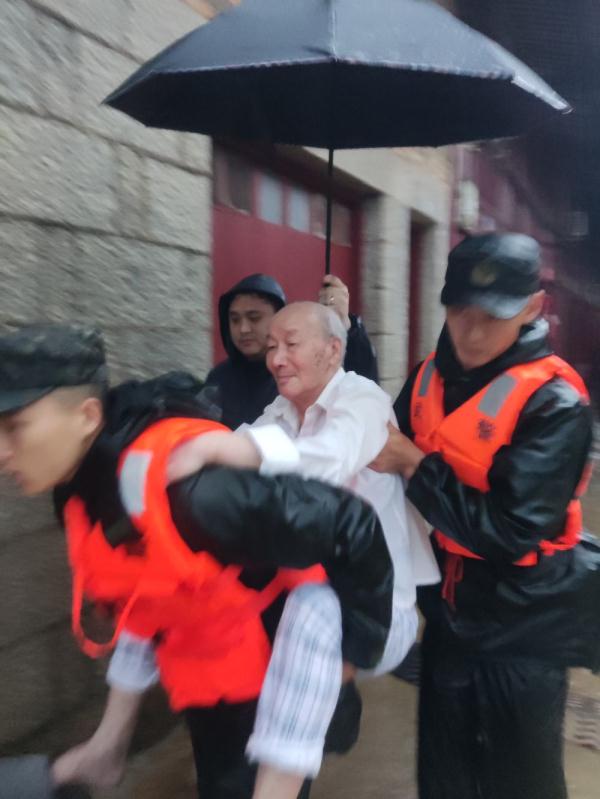 抗击台风“杜苏芮”，武警官兵紧急救援