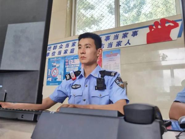 外卖备注“最后一餐”，辅警变身“外卖小哥”接单救人！