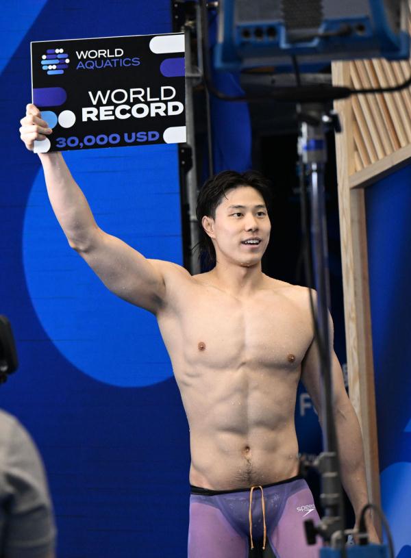 福冈游泳世锦赛覃海洋破世界纪录夺金 成就蛙泳“三冠王”