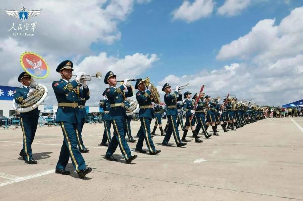 为大国空军执礼，空军军乐团首次亮相空军航空开放活动