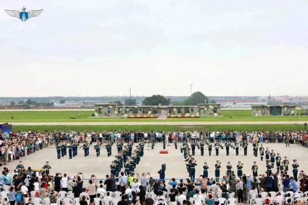 为大国空军执礼，空军军乐团首次亮相空军航空开放活动