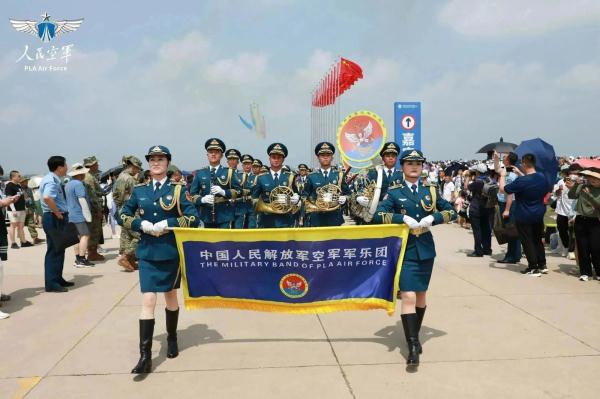 为大国空军执礼，空军军乐团首次亮相空军航空开放活动
