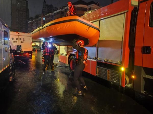 “杜苏芮”肆虐，消防彻夜救援