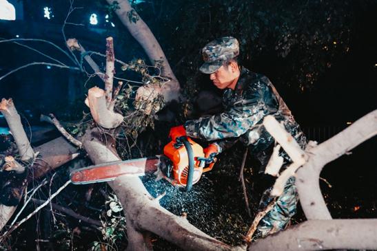 抗击台风“杜苏芮”，武警官兵紧急救援