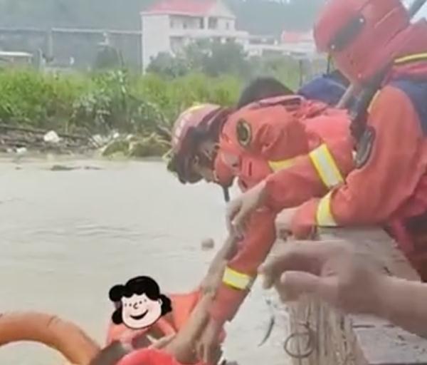 “杜苏芮”肆虐，消防彻夜救援